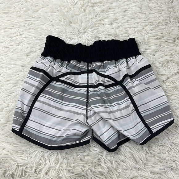 Lululemon Tracker Short Mini Groovy Stripe Dune Horizontal / Black - Picture 5 of 5